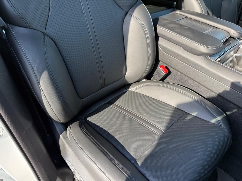 Jeep Grand Wagoneer Vehicle Full-screen Gallery Image 18