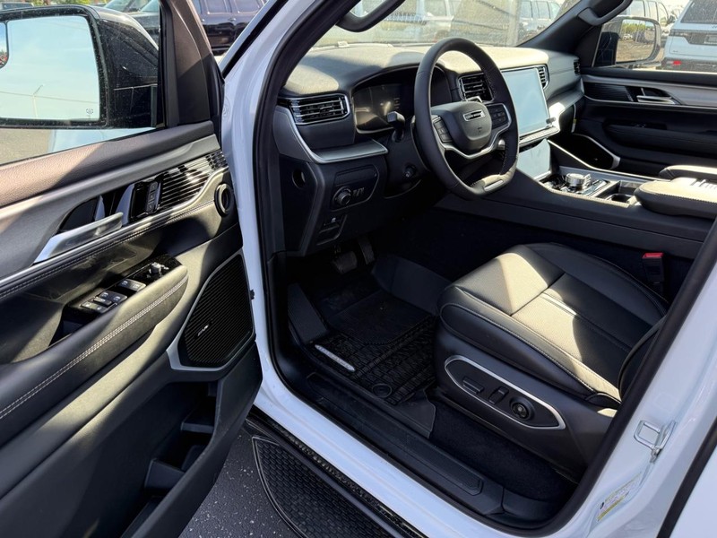Jeep Grand Wagoneer Vehicle Full-screen Gallery Image 19