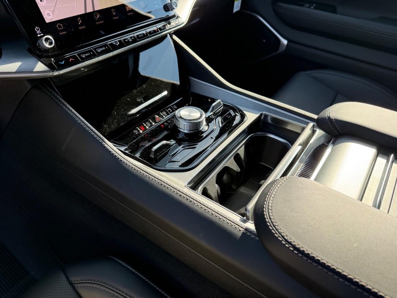 Jeep Grand Wagoneer Vehicle Full-screen Gallery Image 27