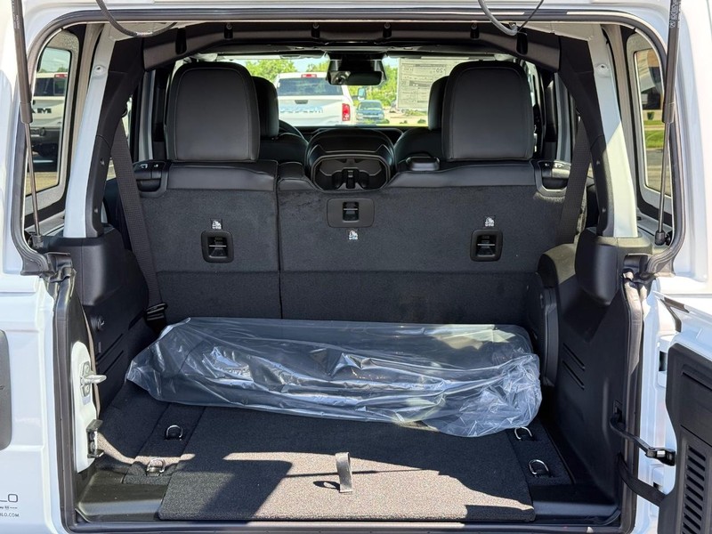 Jeep Wrangler Vehicle Full-screen Gallery Image 7
