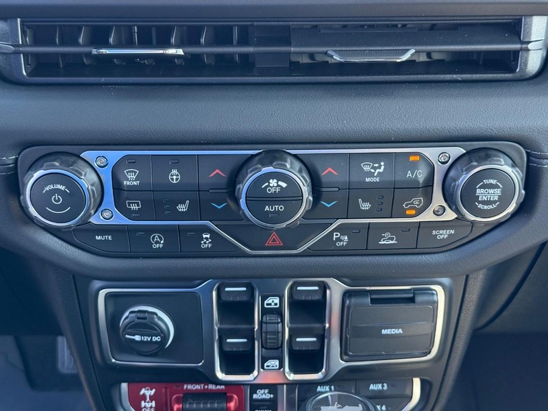 Jeep Wrangler Vehicle Full-screen Gallery Image 25
