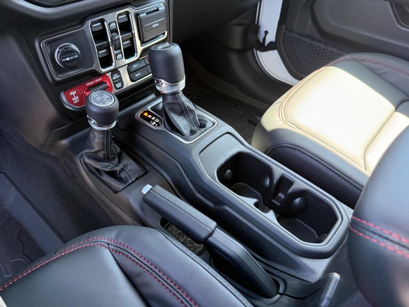 Jeep Wrangler Vehicle Full-screen Gallery Image 26
