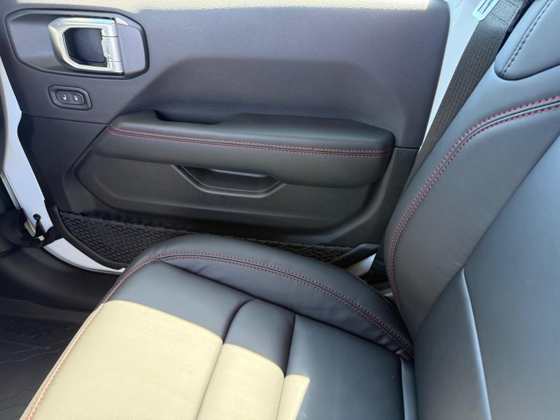 Jeep Wrangler Vehicle Full-screen Gallery Image 27