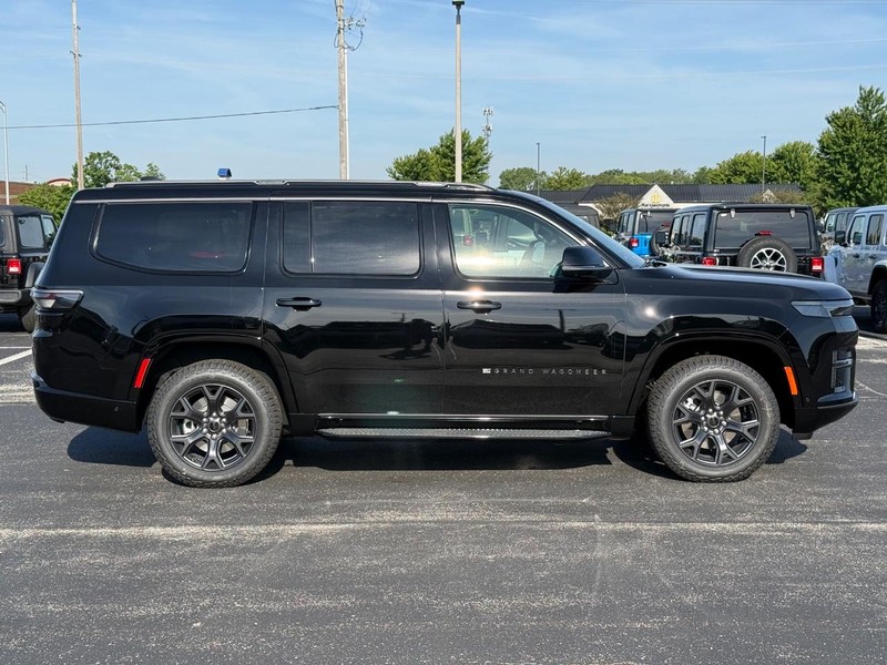 Jeep Grand Wagoneer Vehicle Full-screen Gallery Image 2