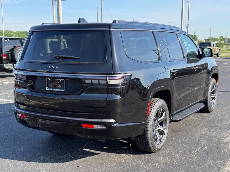 Jeep Grand Wagoneer Vehicle Full-screen Gallery Image 3