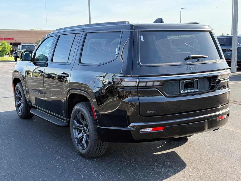 Jeep Grand Wagoneer Vehicle Full-screen Gallery Image 5