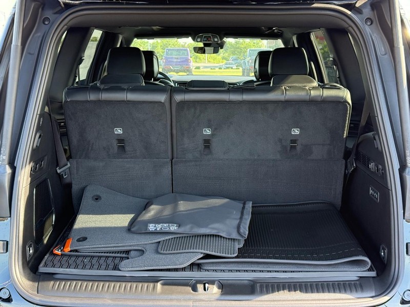 Jeep Grand Wagoneer Vehicle Full-screen Gallery Image 7
