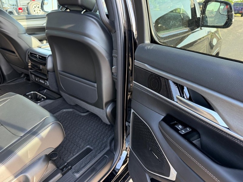Jeep Grand Wagoneer Vehicle Full-screen Gallery Image 12