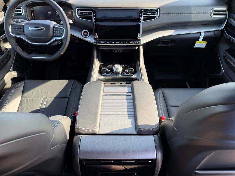 Jeep Grand Wagoneer Vehicle Full-screen Gallery Image 15