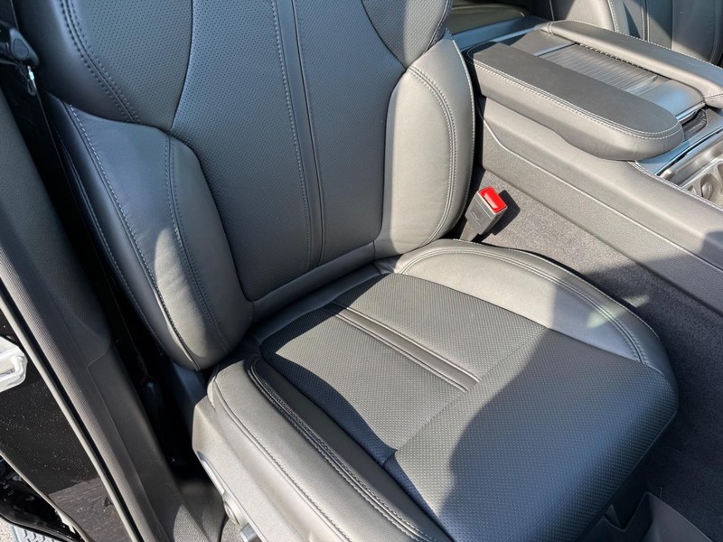 Jeep Grand Wagoneer Vehicle Full-screen Gallery Image 18