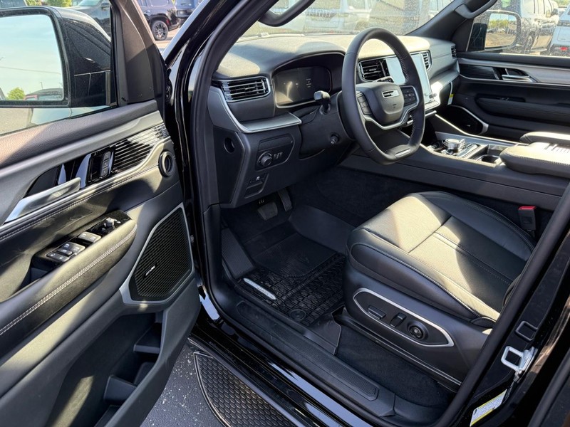Jeep Grand Wagoneer Vehicle Full-screen Gallery Image 19