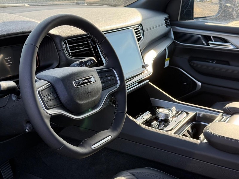 Jeep Grand Wagoneer Vehicle Full-screen Gallery Image 21