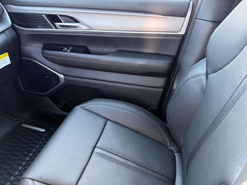 Jeep Grand Wagoneer Vehicle Full-screen Gallery Image 28