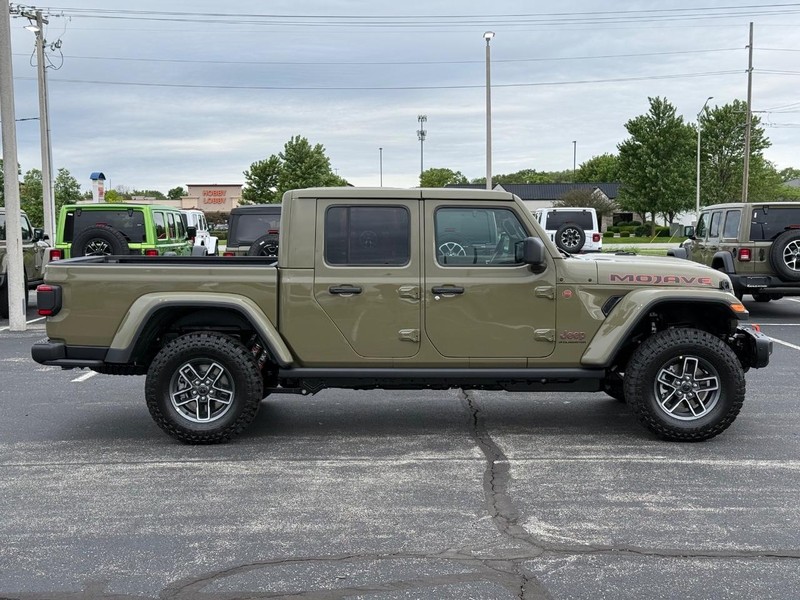 Jeep Gladiator Vehicle Full-screen Gallery Image 2