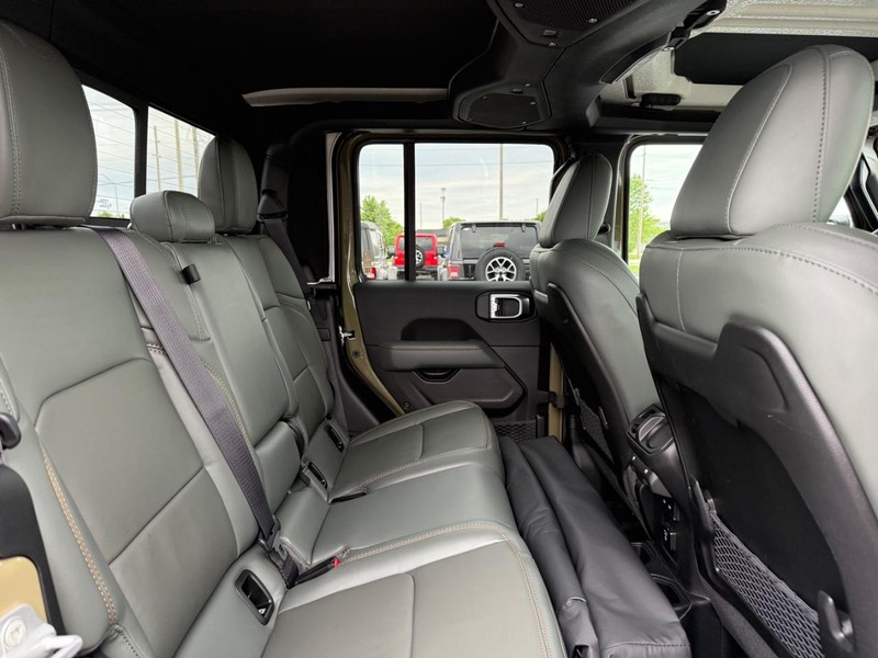 Jeep Gladiator Vehicle Full-screen Gallery Image 11