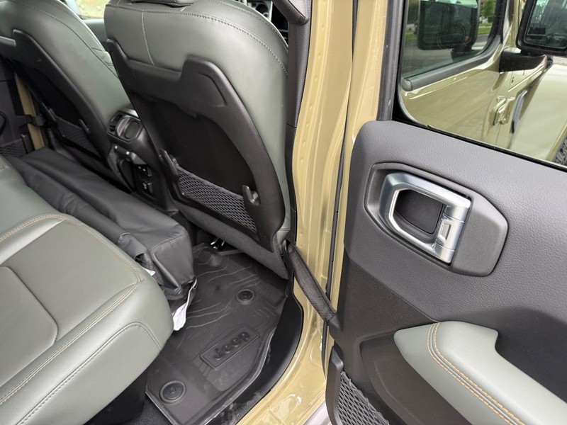 Jeep Gladiator Vehicle Full-screen Gallery Image 12