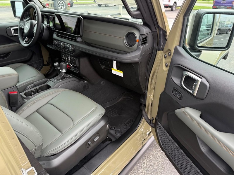 Jeep Gladiator Vehicle Full-screen Gallery Image 15