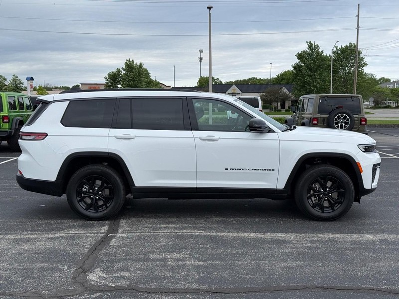 Jeep Grand Cherokee L Vehicle Full-screen Gallery Image 2