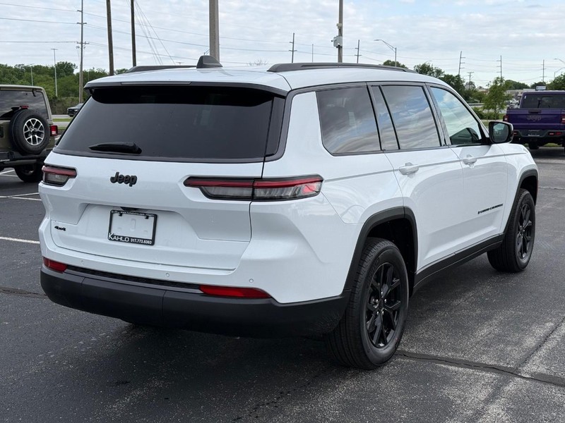 Jeep Grand Cherokee L Vehicle Full-screen Gallery Image 3