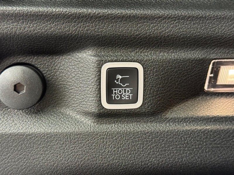 Jeep Grand Cherokee L Vehicle Full-screen Gallery Image 8