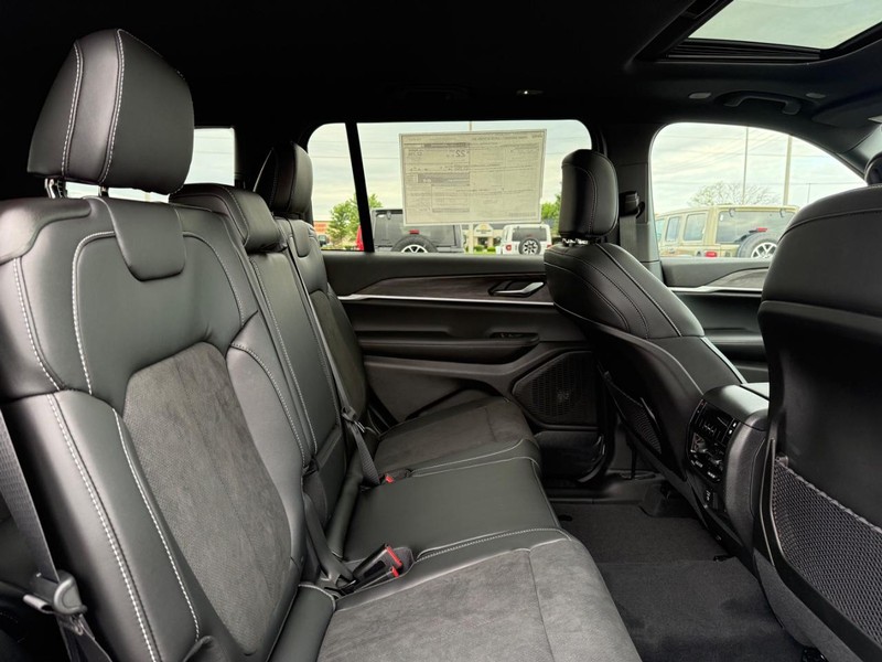 Jeep Grand Cherokee L Vehicle Full-screen Gallery Image 11
