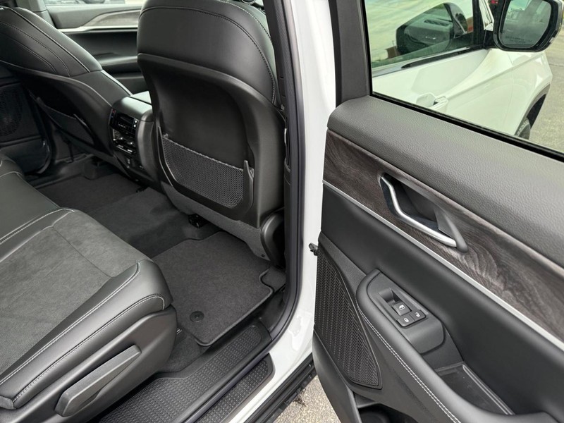 Jeep Grand Cherokee L Vehicle Full-screen Gallery Image 12