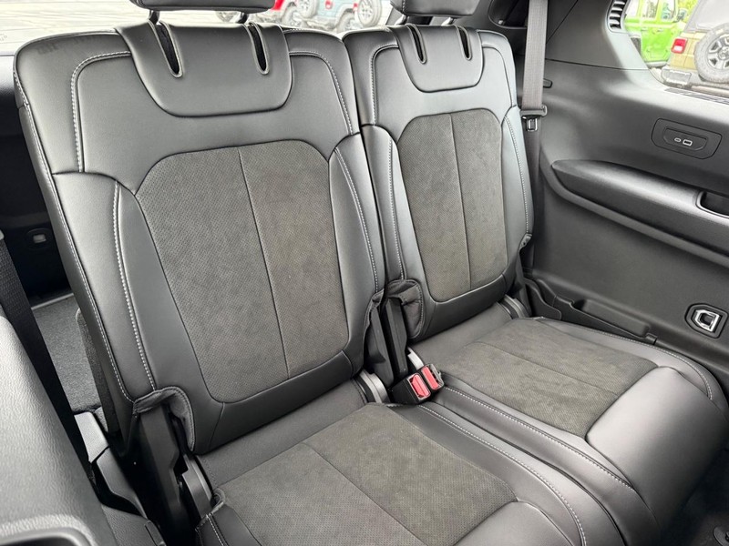 Jeep Grand Cherokee L Vehicle Full-screen Gallery Image 13