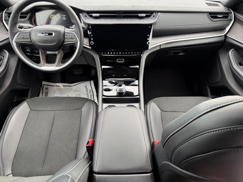Jeep Grand Cherokee L Vehicle Full-screen Gallery Image 15