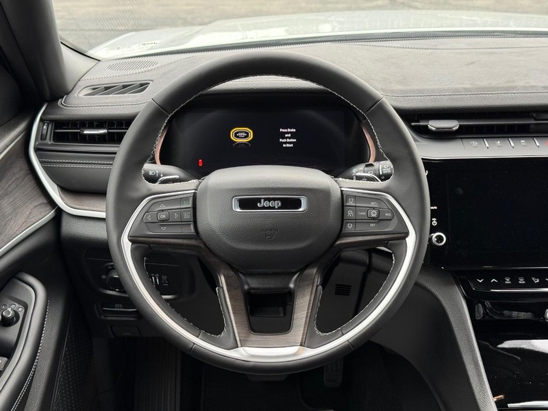 Jeep Grand Cherokee L Vehicle Full-screen Gallery Image 16
