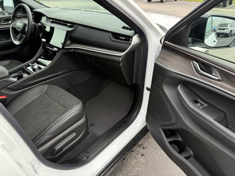 Jeep Grand Cherokee L Vehicle Full-screen Gallery Image 17