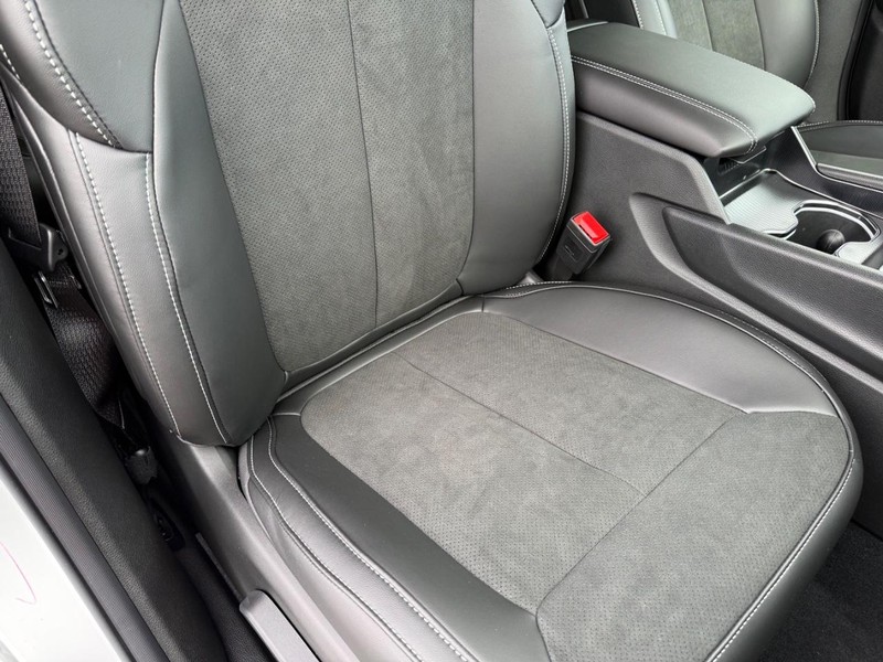Jeep Grand Cherokee L Vehicle Full-screen Gallery Image 18
