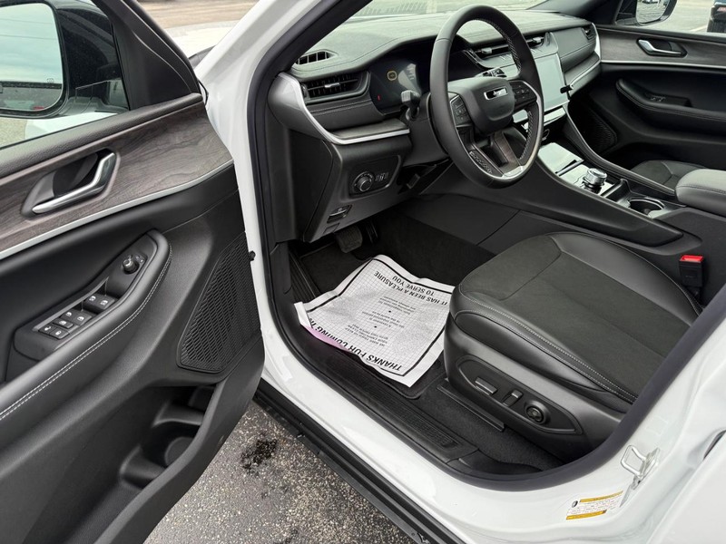 Jeep Grand Cherokee L Vehicle Full-screen Gallery Image 19