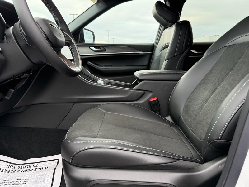 Jeep Grand Cherokee L Vehicle Full-screen Gallery Image 20