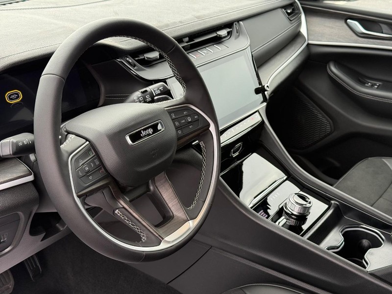 Jeep Grand Cherokee L Vehicle Full-screen Gallery Image 21