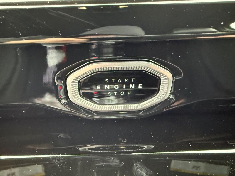 Jeep Grand Cherokee L Vehicle Full-screen Gallery Image 24