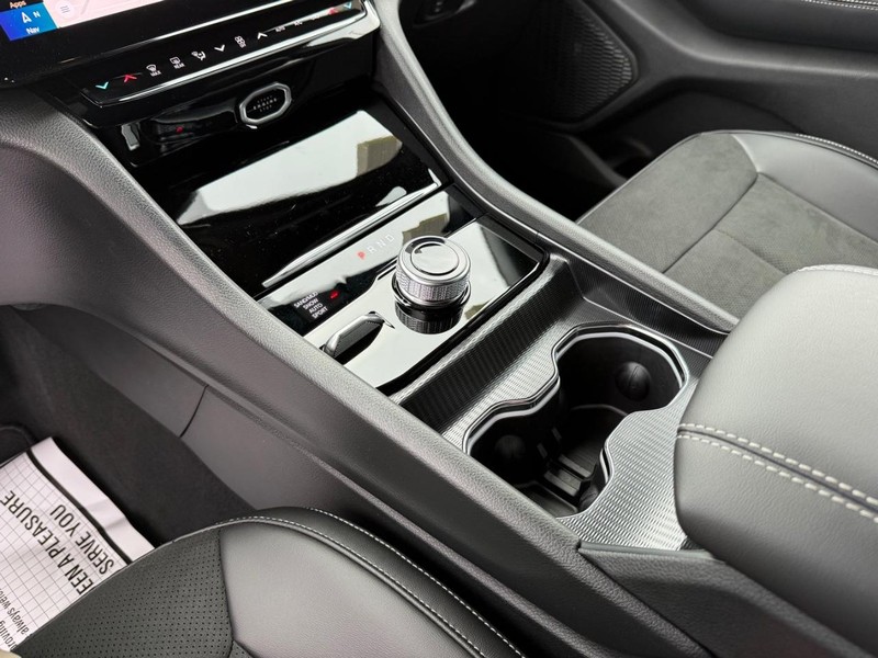 Jeep Grand Cherokee L Vehicle Full-screen Gallery Image 27