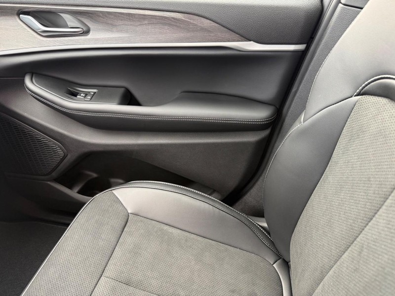 Jeep Grand Cherokee L Vehicle Full-screen Gallery Image 28