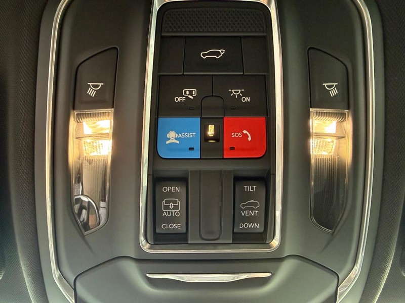 Jeep Grand Cherokee L Vehicle Full-screen Gallery Image 29