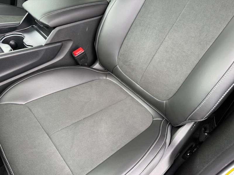 Jeep Grand Cherokee L Vehicle Full-screen Gallery Image 32