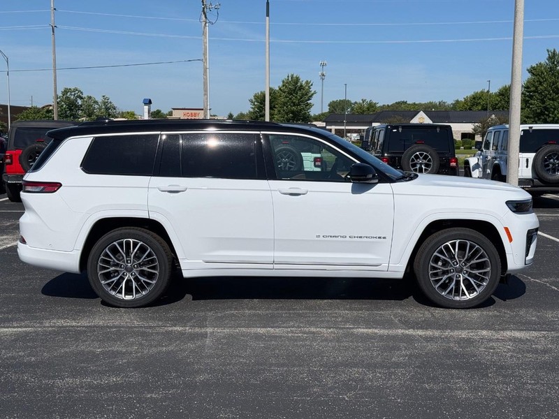 Jeep Grand Cherokee L Vehicle Full-screen Gallery Image 2
