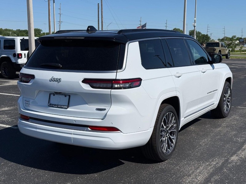 Jeep Grand Cherokee L Vehicle Full-screen Gallery Image 3