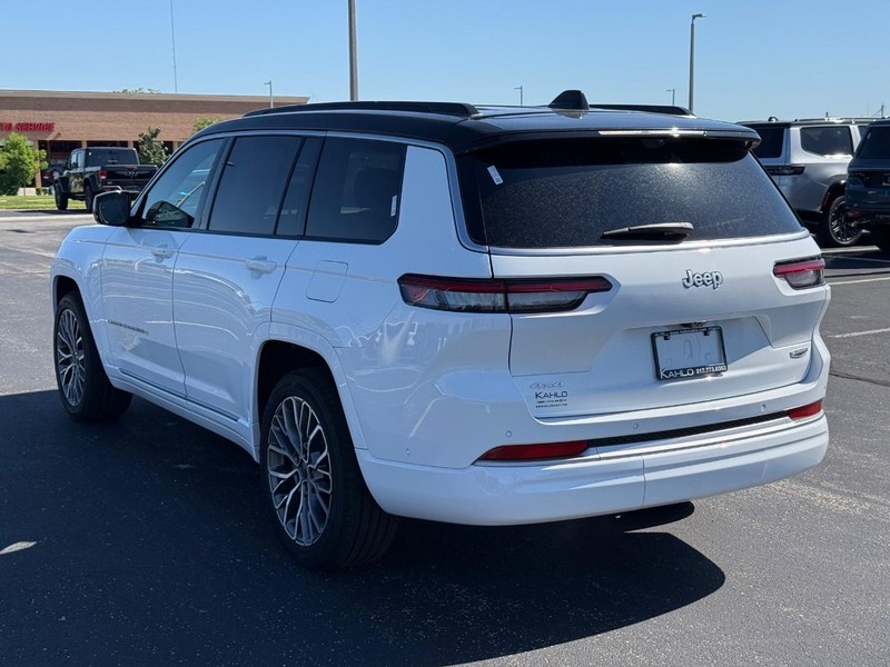 Jeep Grand Cherokee L Vehicle Full-screen Gallery Image 5