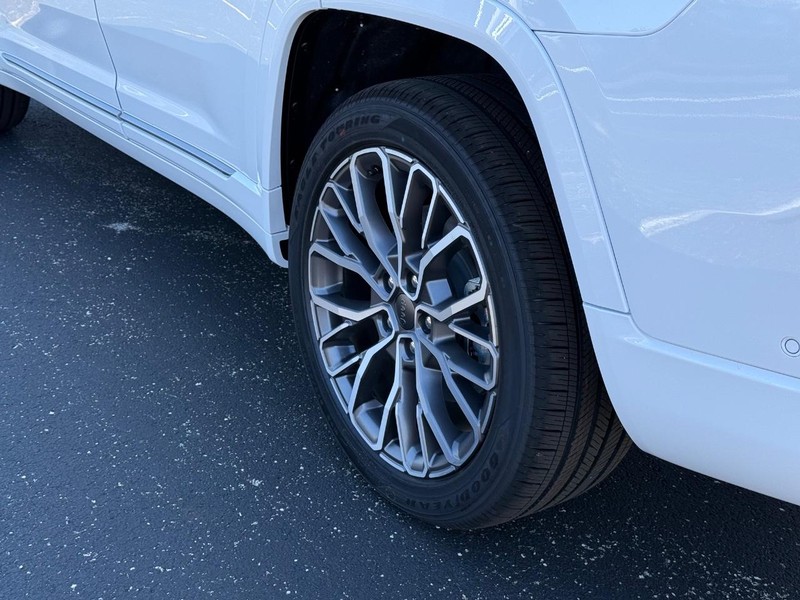 Jeep Grand Cherokee L Vehicle Full-screen Gallery Image 6