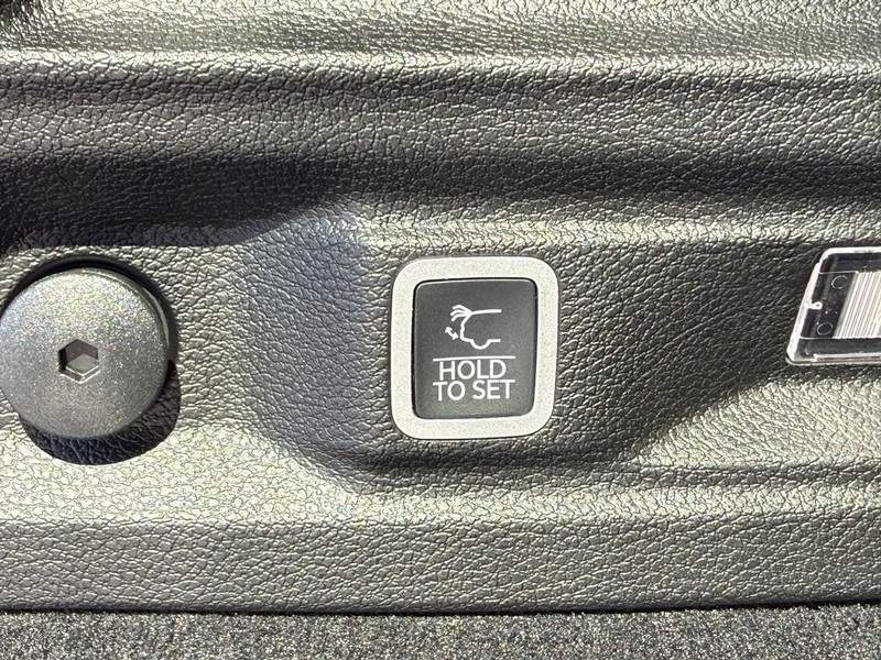 Jeep Grand Cherokee L Vehicle Full-screen Gallery Image 8