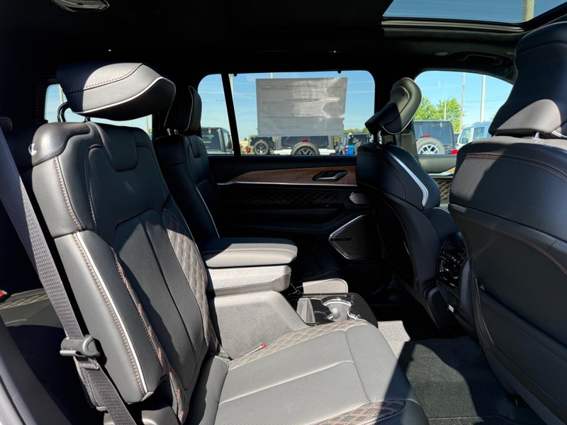 Jeep Grand Cherokee L Vehicle Full-screen Gallery Image 11