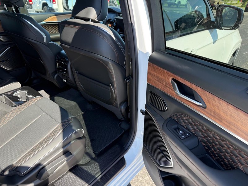 Jeep Grand Cherokee L Vehicle Full-screen Gallery Image 12