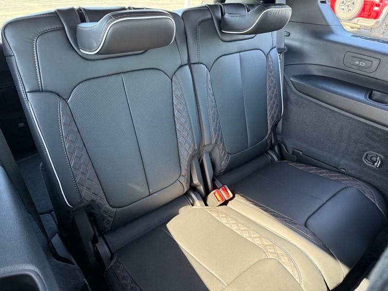 Jeep Grand Cherokee L Vehicle Full-screen Gallery Image 13