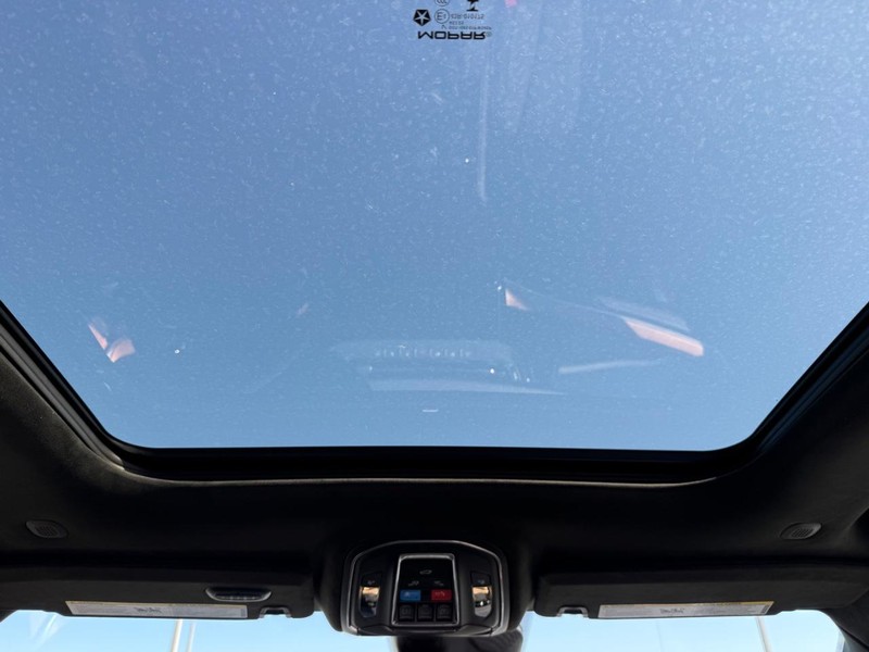 Jeep Grand Cherokee L Vehicle Full-screen Gallery Image 14