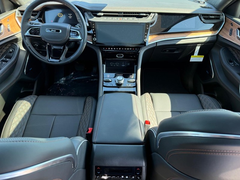 Jeep Grand Cherokee L Vehicle Full-screen Gallery Image 15