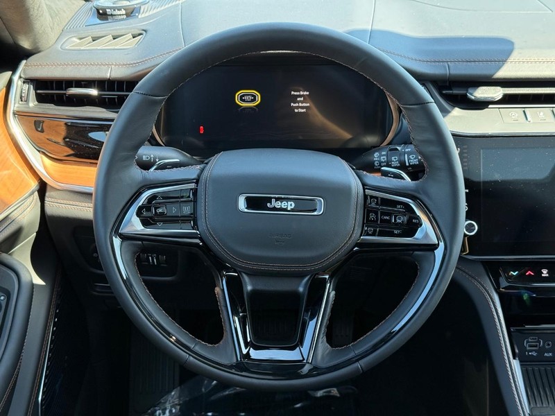 Jeep Grand Cherokee L Vehicle Full-screen Gallery Image 16